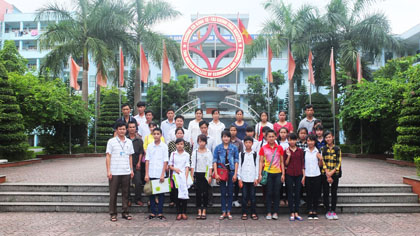 Phụ huynh, học sinh các trường THCS xã Quy Kỳ và THCS xã Phú Tiến huyện Định Hoá thăm nhà trường và nghe tư vấn hướng nghiệp.